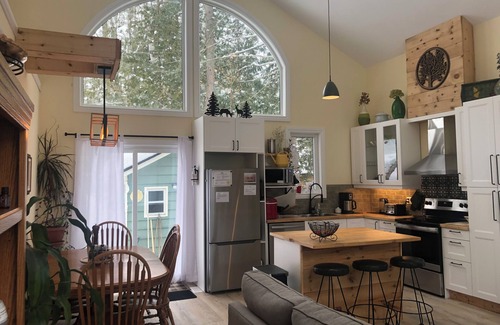 Gravenhurst Cottage | Four-season Cottage with a shared private beach in Muskoka!