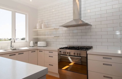New Plymouth House | FOX LODGE CENTRAL LOCATION