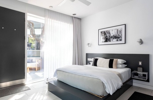 Travis Heights Hotel | Frame Hotel - Treehouse