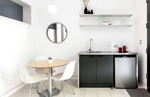 Travis Heights Hotel | Frame Hotel - Treehouse