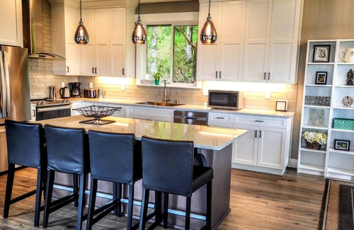 Carrolls Cabin | Framed by Nature: Picture Windows with River Views: Kalama Oaks' Panorama Suite