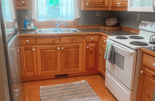 Franklin Cabin | Franklin-Mountain Retreat-Stunning View. Outdoor hot tub, clawfoot tubs & shower
