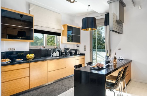 Tria Monastiria Villa | FREE Breakfast, heated Pool, Pool table,Playground, Ping Pong & Football table!