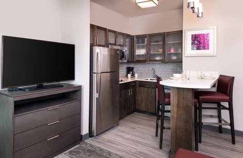 Lake Charles Condo | Free Breakfast. Outdoor Pool. Great for Small Groups!