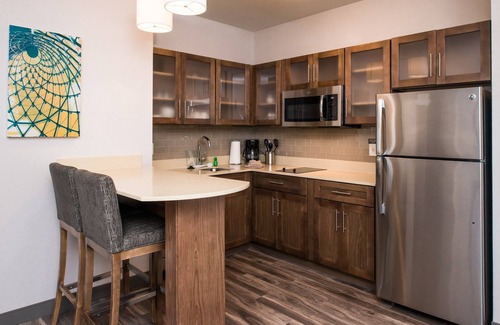 Pecos Condo | Free Breakfast. Pool. Gym. Great Location! Near Maxey Park Zoo
