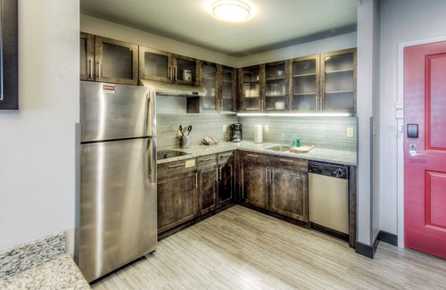 Clintonville Apartment | Free Breakfast! Suite Only 1 Mile from OSU! Indoor Pool!