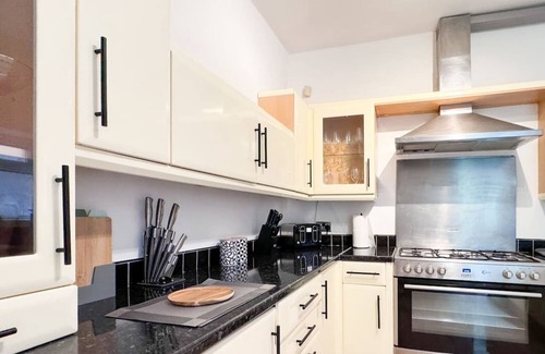 Manchester House | Free Parking | Close to Hospital | Large house