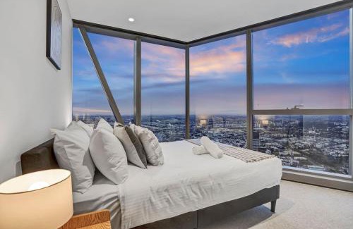 Melbourne Central Business District Apartment | Free Parking Lux Cityscape 3 Bedroom 2 Bath with Pool, Gym, and Sauna