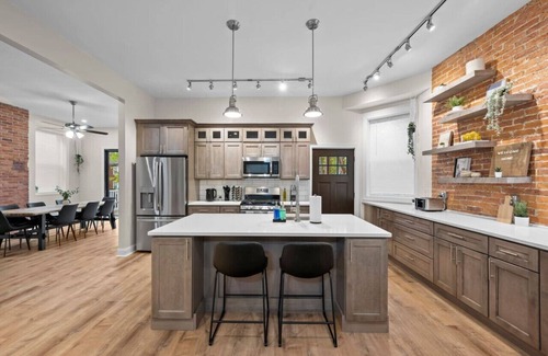 Point Breeze North Apartment | Free Parking+Netflix+BBQ+Games Near Bakery Square