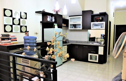 Surabaya House | Free Parking, WIFI, Netflix, Spacious House 0.9km to Tunjungan Plaza - ROOM 2