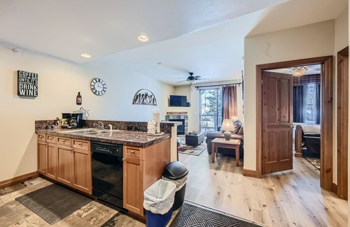 The Highlands Condo | Free SkyCard Activities - Gas Fireplace, Parking, Equipped Kitchen, Fitness Ctr