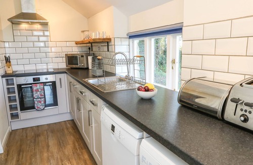 Ventnor House | FREEMANTLE LODGE, pet friendly, character holiday cottage in Godshill