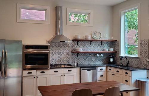 East Riverside House | Fresh, New, Light & Airy. 1.2 miles to Magnolia Silos, 1 mile to the Stadium