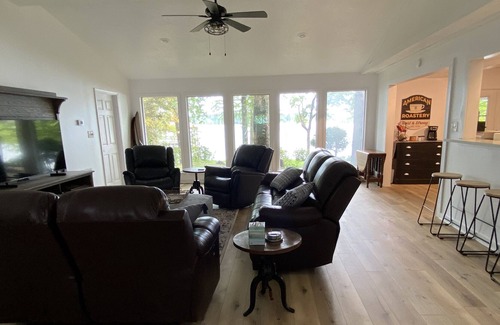 Hemphill House | Freshly Updated! 3 BR, 3 BA Waterfront Getaway for Fisherman and Families alike!