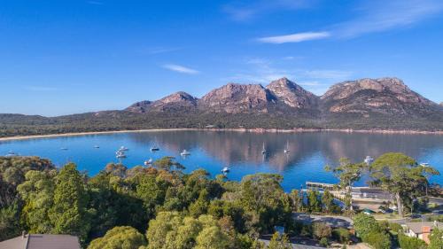 Coles Bay Apartment | Freycinet Stone Studio 7 - Quartz