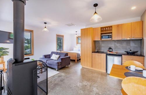 Coles Bay Apartment | Freycinet Stone Studio 7 - Quartz