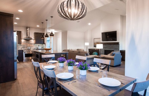 Bend House | Friendcation in Bend ~ hot tub ~ bunk beds ~ resort pool + amenities ~ golf ~🐶