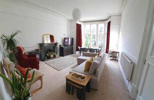 Ealing Common Apartment | Friendly Home