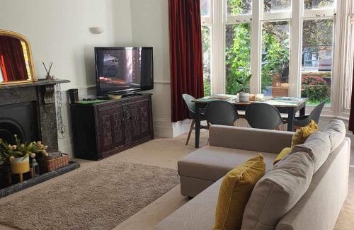 Ealing Common Apartment | Friendly Home