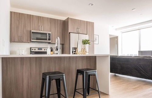 Downtown Kansas City Apartment | Frontdesk | Simple + Central 2BR High-Rise Apt
