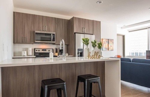 Downtown Kansas City Apartment | Frontdesk | Vivid 2BR Apt in Central Downtown