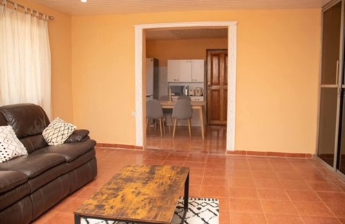 Freetown House | Full AirCon- 3Bed Villa- A/c- WiFi- HotWater