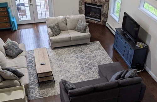 Danvers House | Full House for 12 with Pool Table; Near Boston and Beaches!