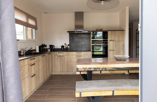 Les Poulieres Ski Chalet | Fully equipped 2022 chalet. quality bedding. private spa and outdoor area.