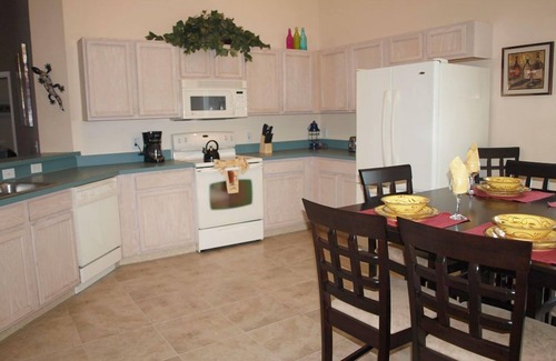 Woodridge Villa | fully fenced back yard !