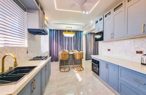 Sekondi-Takoradi Apartment | Fully-service modern lux 2-bedroom apartment with rooftop swimming pool and bar