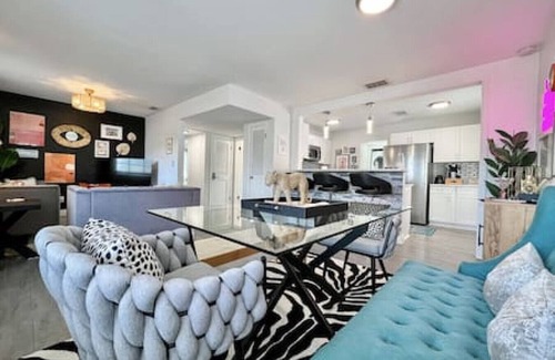 Fairoaks Manhattan Manor House | Fun, Trendy, Tropical 3/2 Pool Home in South Tampa! Close to everything!
