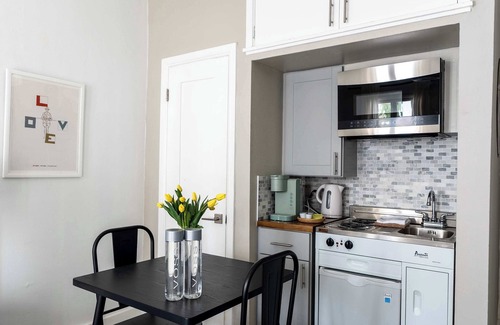 Hollywood Apartment | Furnished Bachelor in Hollywood