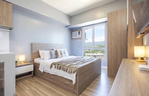 Cebu Apartment | Furnished Designer Studio in Cebu IT Park with Amazing Mountain View, Fast WiFi, Netflix, Pool and More