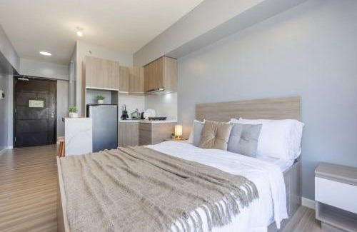 Cebu Apartment | Furnished Designer Studio in Cebu IT Park with Amazing Mountain View, Fast WiFi, Netflix, Pool and More