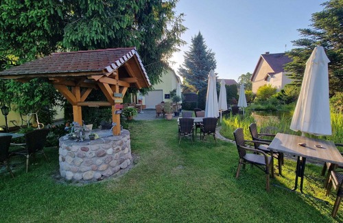 Trebbin Apartment | Gästezimmer mit Bezauberndem Garten und Koi-teich