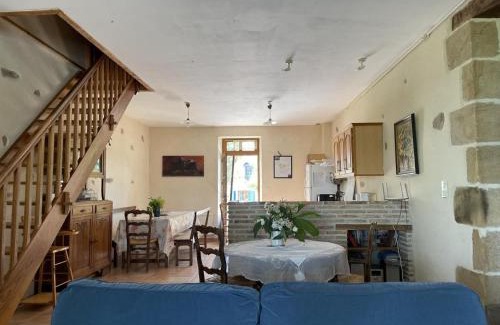 Souvigny House | Gîte à la Ferme avec Piscine et Wifi à Souvigny - FR-1-489-231