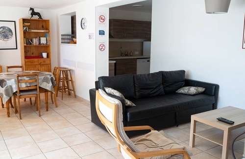 Velaux Apartment | Gîte Écureuil: Lower Villa 2 Bedrooms, Terrace, Parking
