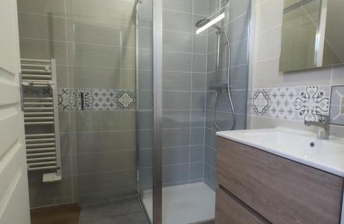 Saint-Bonnet-de-Four House | Gîte Authentique à la Ferme avec Wifi et Animaux Admis - FR-1-489-561