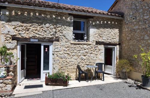 Saint-Aubin-de-Lanquais House | gîte en pierre le paradis parc clôturé spa jacuzzi 5 places piscine au Périgord pourpre 9km de bergerac