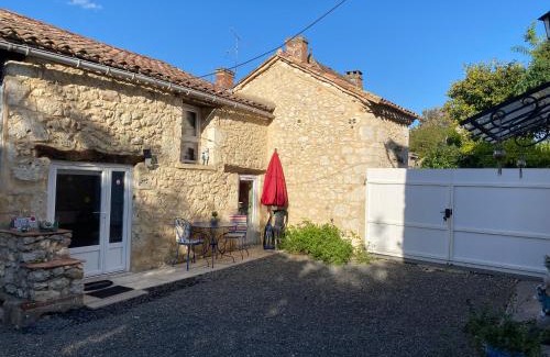 Saint-Aubin-de-Lanquais House | gîte en pierre le paradis parc clôturé spa jacuzzi 5 places piscine au Périgord pourpre 9km de bergerac