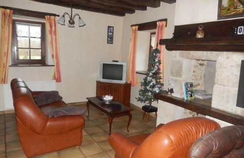 Arthon House | Gîte familial près de Châteauroux avec jardin, aire de jeux et location de salle, idéal pour 8 pers. - FR-1-591-12