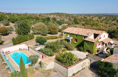 Joyeuse Bed & Breakfast | Gîte le MAGNAN, 50 m2, charme, nature, terrasse, piscine chauffée, sud Ardèche