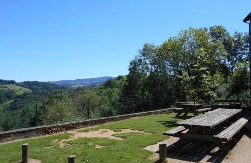 La Chabanne House | Gîte Le Saillant: Détente Montagne Bourbonnaise, Animaux admis, Jardin, jusqu'à 14 pers - FR-1-489-343