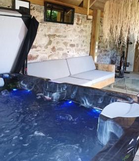 Plouvorn House | Gîte Les Pampas Les Jardins de Kerellec 20min de la mer 2 à 4 personnes jacuzzi et terrasse