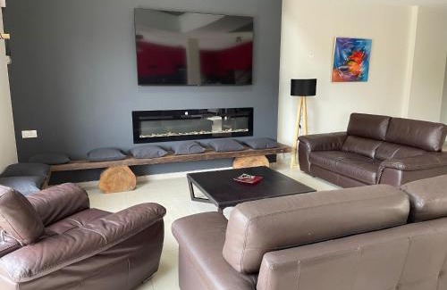 Coulaines House | Gîte luxueux avec piscine, spa, jardin et équipements de loisirs à Sargé-lès-le-Mans - FR-1-410-437