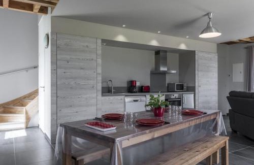 Chapeau House | Gîte rénové à Chapeau avec poêle, terrasse et draps inclus - FR-1-489-79
