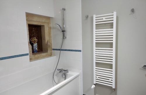 La Celle House | Gîte restauré avec parc et jeux, idéal pour familles - FR-1-586-65