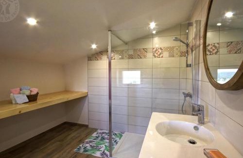 Panissieres House | Gîte spacieux à la campagne avec grande terrasse et fibre, proche Panissières - FR-1-496-367