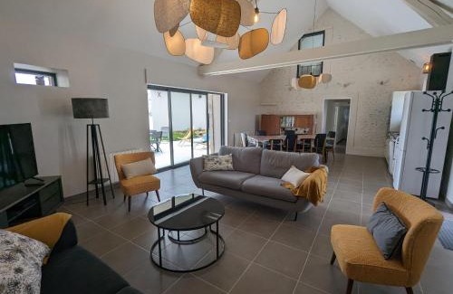 Huisseau-sur-Mauves House | Gîte spacieux et rénové avec jardin, proche châteaux de la Loire, pour 10 pers. - FR-1-590-361