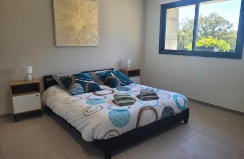 Couzon House | Gîte tout confort avec spa, PMR, clim' réversible, randonnées, activités et spécialités locales - FR-1-489-476